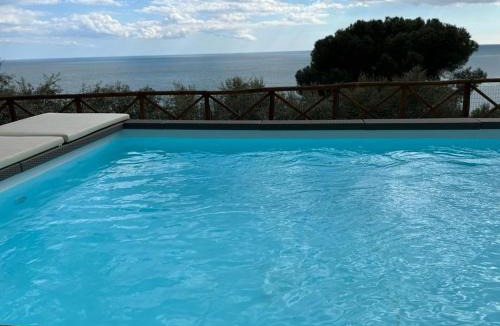 Laurito Villa | Villa De Rosa