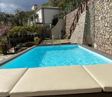 Laurito Villa | Villa De Rosa