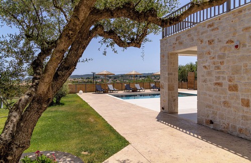 Katastari Villa | Villa Del Norte