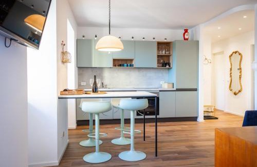 Grado Historic Centre Apartment | Villa Denis - Stylisches Premium Altstadt-Apartment mit Hafenblick & 2 Bädern