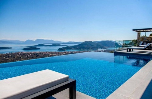 Nidri Villa | Villa "Desun Suites Green" with Private Pool, Sea View and Garden
