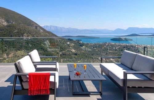Nidri Villa | Villa "Desun Suites Green" with Private Pool, Sea View and Garden