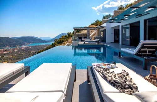 Nidri Villa | Villa "Desun Suites Grey" with Sea View, Pool & Wi-Fi