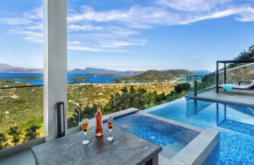 Nidri Villa | Villa "Desun Suites Grey" with Sea View, Pool & Wi-Fi
