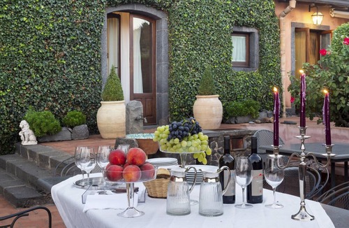 Pedara Villa | Villa Di Maranello - Four Bedroom Villa, Sleeps 8