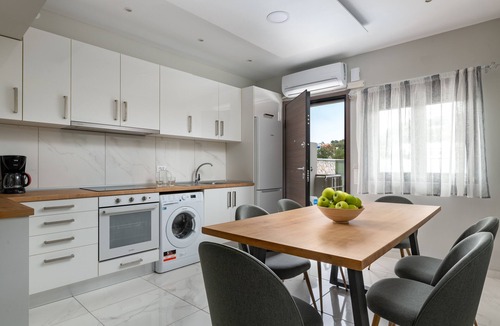 Kremasti Apartment | Villa Divina PoolFront Suites