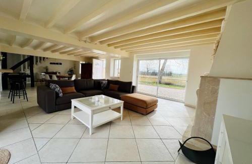 Mars-sur-Allier Villa | "Villa du Circuit" avec Piscine, 4 Chambres, 4 SDB, à 8 min du circuit, parking et portail électrique