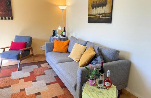 Alpouvar Apartment | VILLA EBER - independent 1 & 2 bedroom apartments, pool, air con, fast Wi-Fi, near old town of Albufeira and beaches