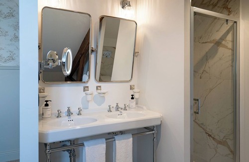 Bievres Hotel | Villa Edmond Hôtel & Spa - Maison Blanche Bièvres