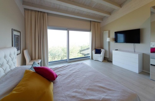 Frader Villa | Villa 'Elysium' with Lake View, Wi-Fi and Air Conditioning
