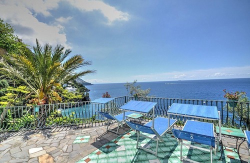 Positano Villa | Villa Ermelinda: A splendid and luminous three-story villa situated in a quiet location, a few minutes from the town center, with Free WI-FI.