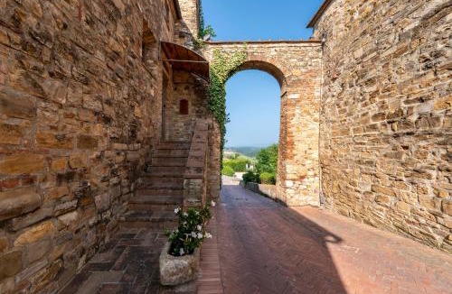 Barberino Val d'Elsa Villa | Villa esclusiva nella torre del castello di Tignano tra lusso, storia e natura nel cuore del Chianti