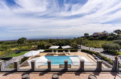 Belpasso Apartment | Villa Etna Pool & Seaview by Wonderful Italy