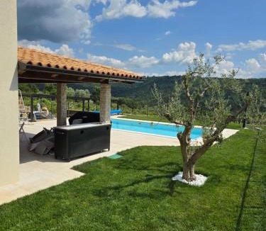 Marezige Villa | Villa Eva Marezige Heated Saltwater Pool near Koper