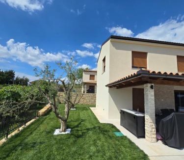 Marezige Villa | Villa Eva Marezige Heated Saltwater Pool near Koper