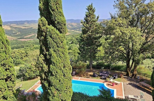 Il Poggio Villa | Villa Farnetta: A spacious and welcoming three-story villa located in the heart of the Val d'Orcia, with Free WI-FI.