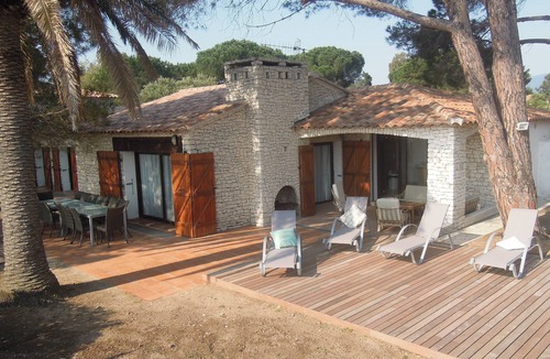 Lecci Villa | Villa 'feet in the sea' and Lac Marin