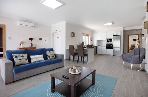 Caldas da Rainha Villa | 'Villa ‘Flor’ with Heated Pool, Whirlpool, Wi-Fi and Air Conditioning