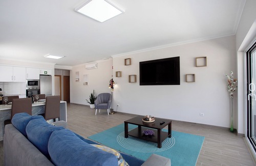 Caldas da Rainha Villa | 'Villa ‘Flor’ with Heated Pool, Whirlpool, Wi-Fi and Air Conditioning
