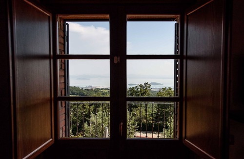 Lisciano Niccone Villa | Villa for 10 people with pool with a "truly wonderful" view to Lake Trasimeno