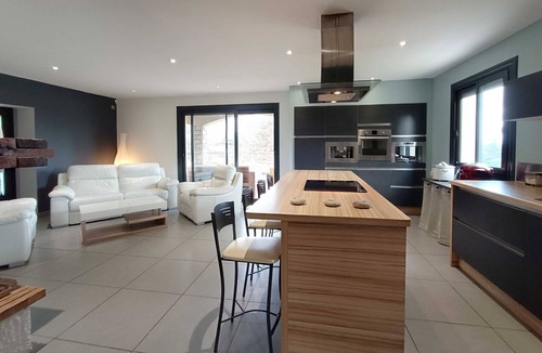 Saint-Marcel-les-Valence Villa | Villa 'Greg' with Mountain View, Wi-Fi and Air Conditioning