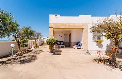 Punta Prosciutto Villa | Villa 'Fronte Mare Raffaele' with sea view, private terrace and air conditioning