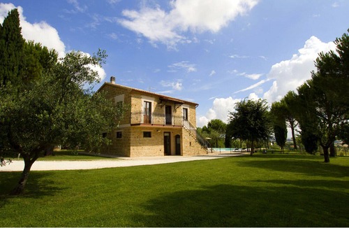Cingoli Villa | Villa Gioia, surrounded by ulive trees