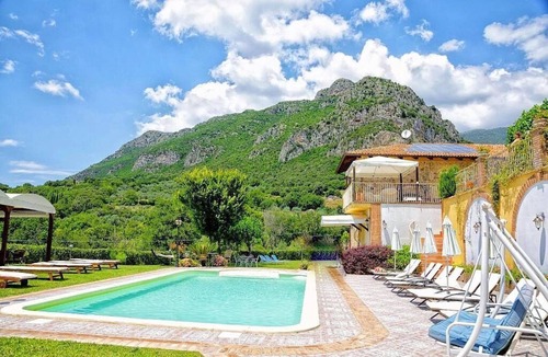 Giungano House | Villa Giuncalia E: A welcoming apartment surrounded by the greenery, with Free WI-FI.