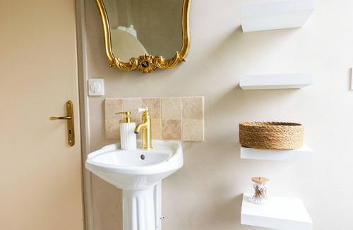 Sevremont Apartment | Villa Hermès - Ancient Greece themed accommodation, near Puy du Fou