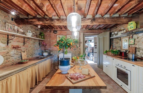 Lucca Villa | Villa Hugo in Lucca With 5 Bedrooms and 6 Bathrooms