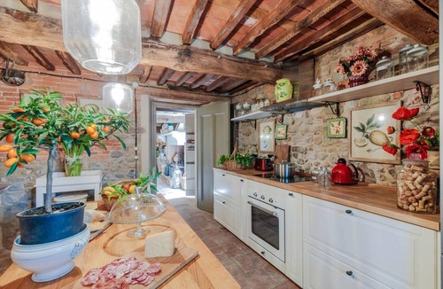 Lucca Villa | Villa Hugo in Lucca With 5 Bedrooms and 6 Bathrooms