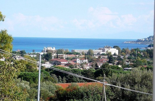 Mondello House | Villa Igina: A welcoming apartment that covers the entire ground floor of a villa in a quiet position, located on a hillside above the sea, with Free WI-FI.