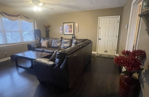Eureka Villa | Villa in Eureka 3.9 miles to Six Flags & 3.2 miles to Hidden Valley Ski Resort!