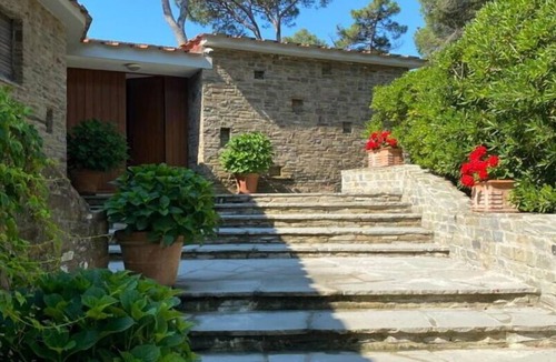 Roccamare Villa | Villa in Roccamare with 6 bedrooms sleeps 14