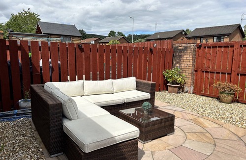 Clydebank Villa | Villa in the Village. nDelightful 2 bedroom property in Old Kilpatrick