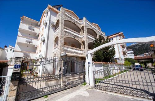 Maini Apartment | Villa Ipera