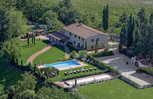 San Gimignano Villa | VILLA IRIS LUXURY SAN GIMIGNANO, 6 EN-SUITE BEDROOMS, SWIMMING POOL, SPA, SAUNA.