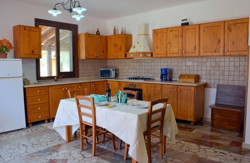 Partinico Villa | Villa Katiuscia with private pool, garden, near the beach, wifi free.