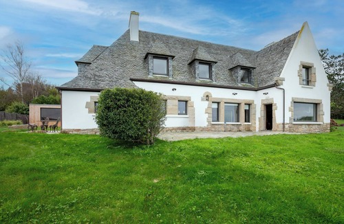 Locquirec Villa | Villa 'Ker Louise' with Sea View, Shared Terrace and Wi-Fi