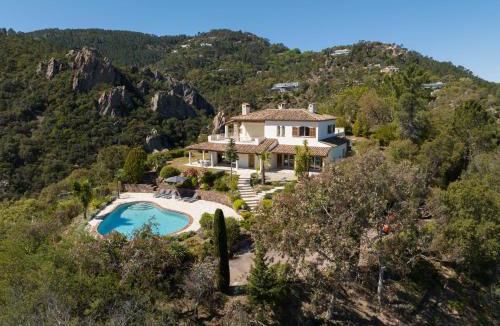 St. Jean de l’Esterel House | VILLA L'ESTEREL AVEC PISCINE VUE MER -MANDELIEU 06210- 6 Pers