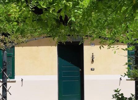San Bartolomeo al Mare Villa | Villa la Casetta con giardino a 30 m dal mare