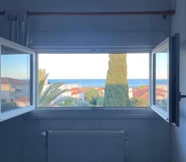 Plaine de la Brague House | Villa la Croix Lorette- 190m2, 10 personnes max, 65m2 de Terrasse, Barbecue, 200m2 de Jardin, parking, wifi, vue mer,10min à pied plage de Galets