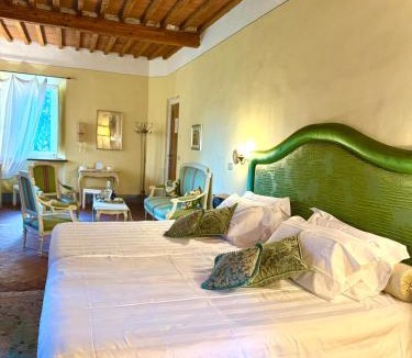 Vicopelago Bed & Breakfast | Villa La Dogana - B&B with a lovely garden - Private parking - Slow living in an old-fashioned historical home