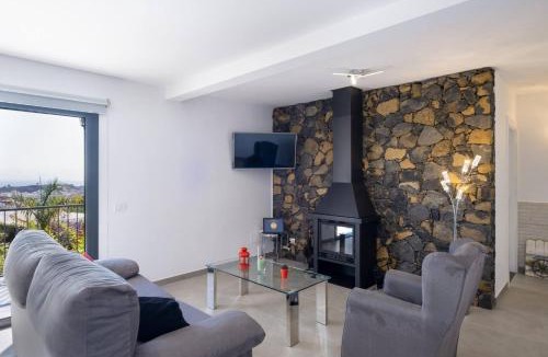 Los Llanos de Aridane Villa | Villa La Graja by Huskalia - private pool