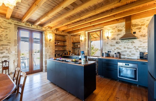 Bazas House | Villa 'Le Basque' in Bazas with Shared Pool, Private Terrace and Wi-Fi