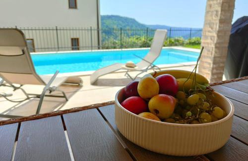 Marezige Villa | Villa Lea Marezige Heated Pool near Koper