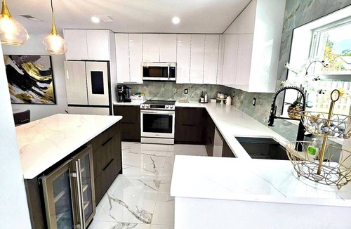 Palm Harbor House | Villa Luxe ~ heated saltwater pool ~near famous beaches