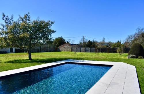 Jau-Dignac-et-Loirac Villa | Villa médocaine avec piscine chauffée, 10 couchages, grand terrain clos, proche océan