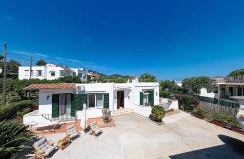 Ischia Ponte Villa | Villa Maddalena a Ischia, Piscina, Giardino Attrezzato, Terrazzi e Parcheggio Privato