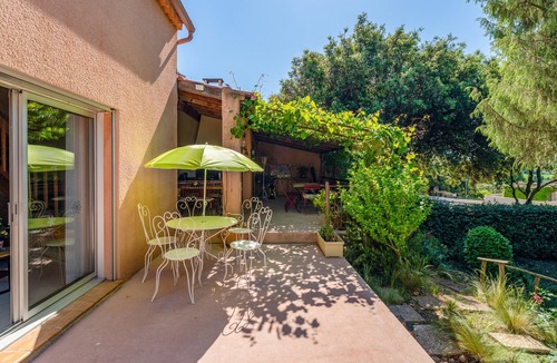 Eyragues House | Villa 'Maison Avec Piscine Eyrargues 6p' with Mountain View, Private Pool and Wi-Fi